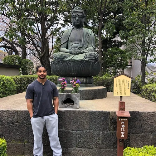 エリック・ウィルソン at 浅草寺 阿弥陀如来坐像