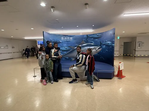 キャメロン・ジョーダン at 豊洲市場入口