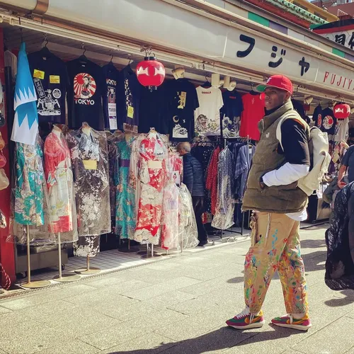 ジョシュ・ゴードン at 東京 浅草 浅草寺 仲見世通り