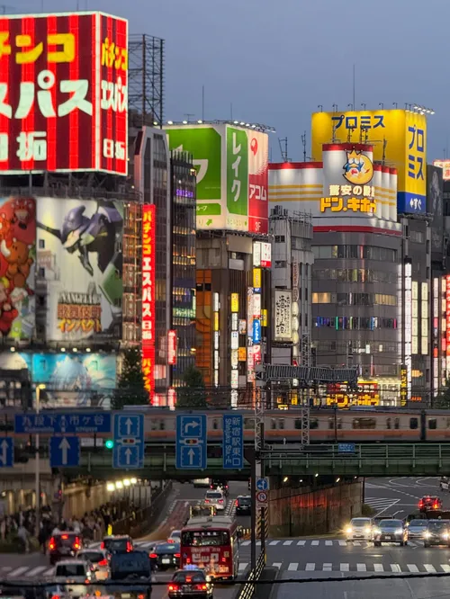 ヌチェンナ・ヌウォーシー at 新宿大ガード東交差点