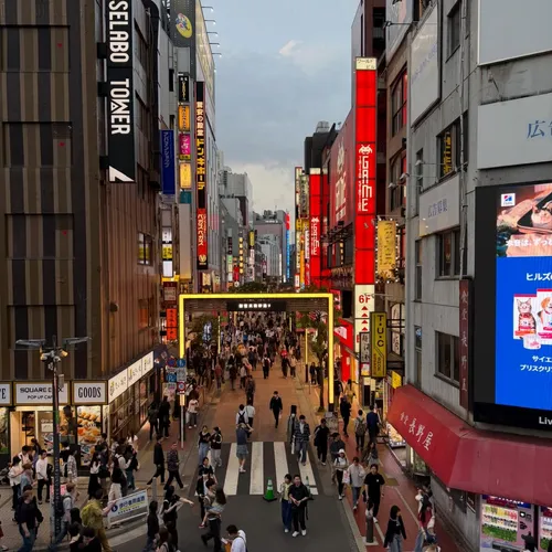 キャメロン・ジョーダン at 新宿駅東南口前