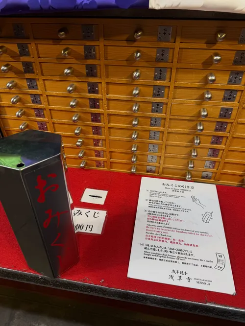 ジェフリー・バッサ at 浅草寺本堂前
