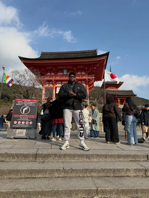 エマニュエル・オグバ at 京都清水寺 仁王門