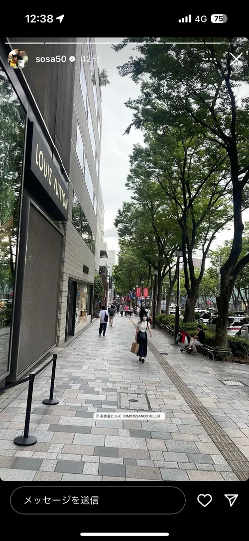 サムソン・エブカム at 表参道ヒルズ ルイ・ヴィトン前
