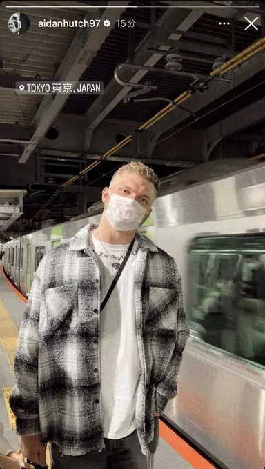 エイダン・ハッチンソン at 東京駅東海道線ホーム