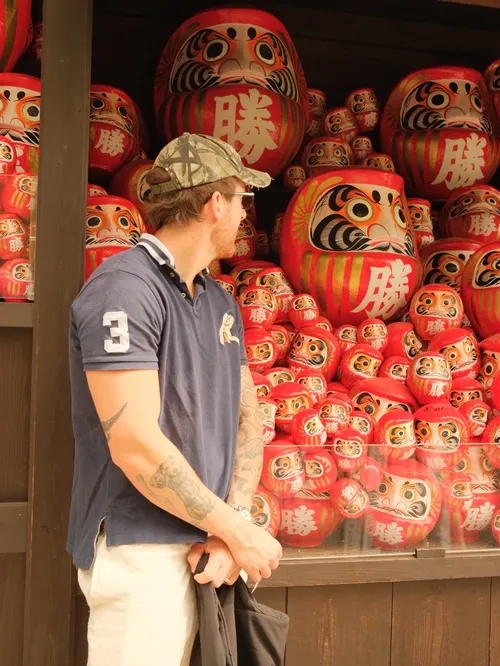 マイケル・ディクソン at 勝尾寺 勝ちダルマ奉納棚